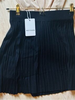 Heyson Women's Black Pleated Skirt